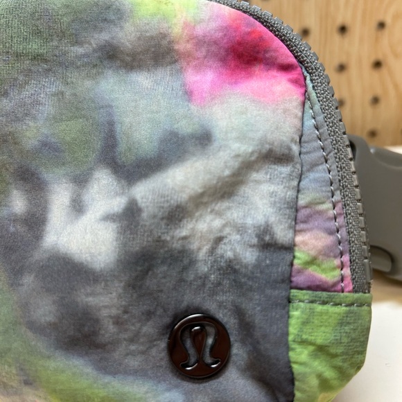 lululemon athletica Unisex Everywhere Belt Bag - Picture 4 of 11